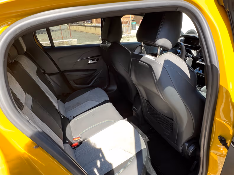 Peugeot 208 - 38