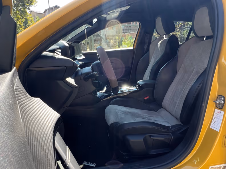 Peugeot 208 - 36