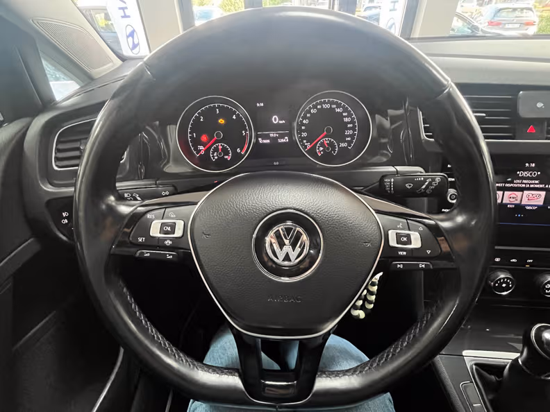 Volkswagen Golf - 6