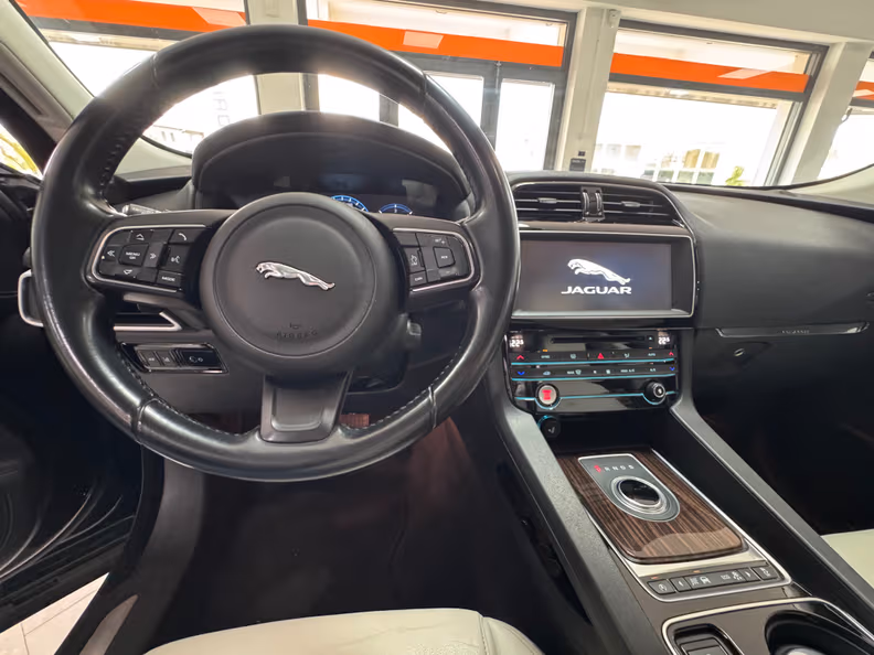 Jaguar F-Pace - 8