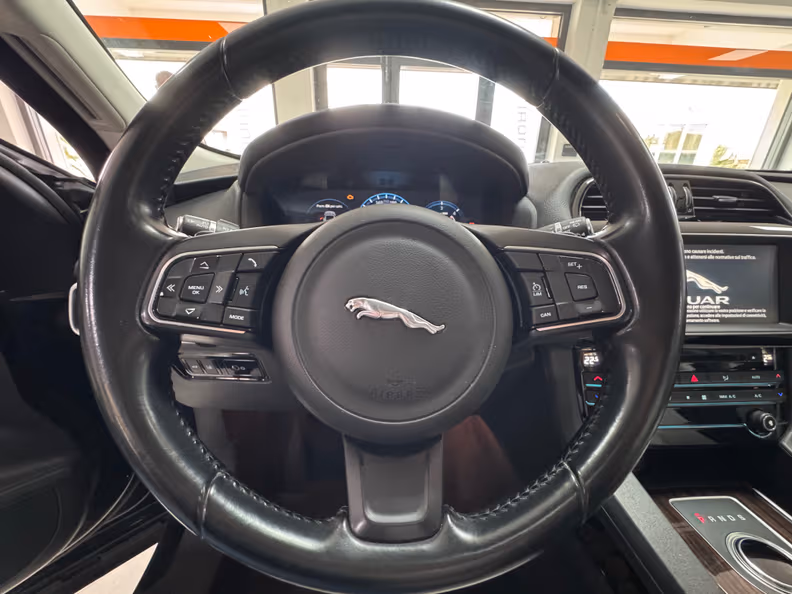 Jaguar F-Pace - 11