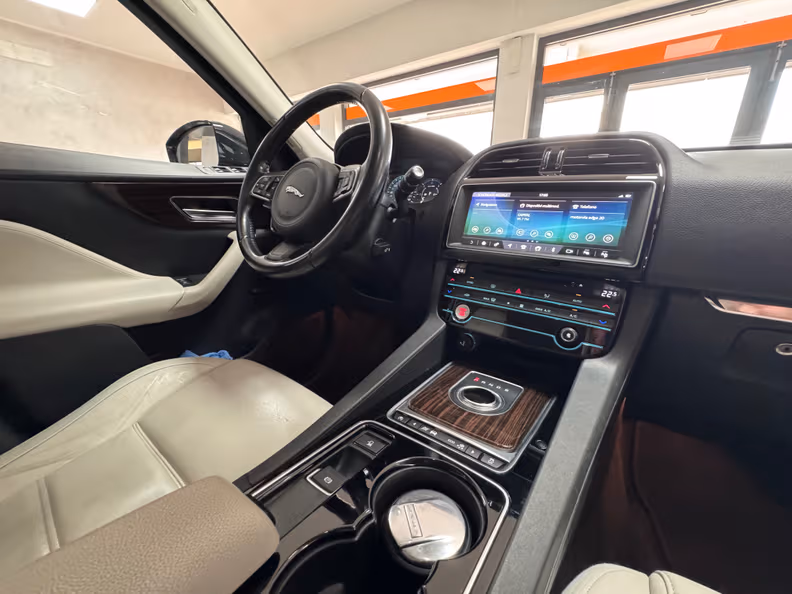Jaguar F-Pace - 16