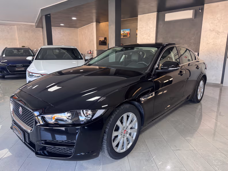 Jaguar XE - 1