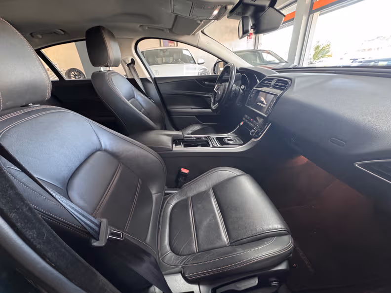 Jaguar XE - 9