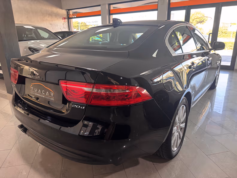 Jaguar XE - 4