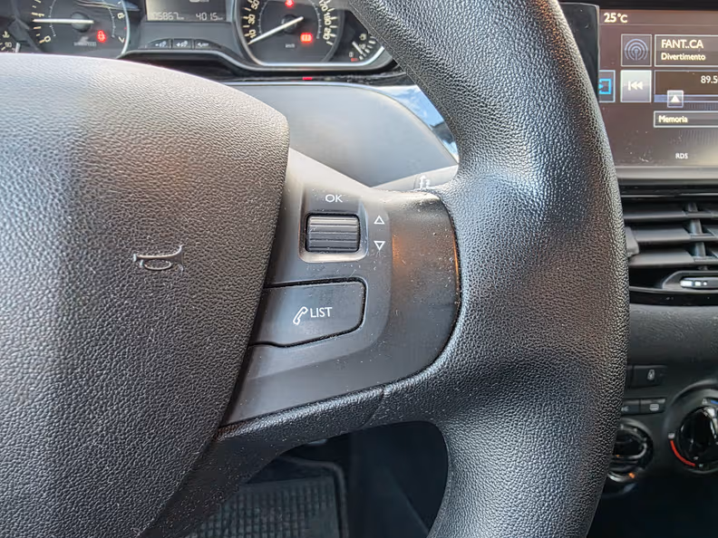 Peugeot 208 - 13