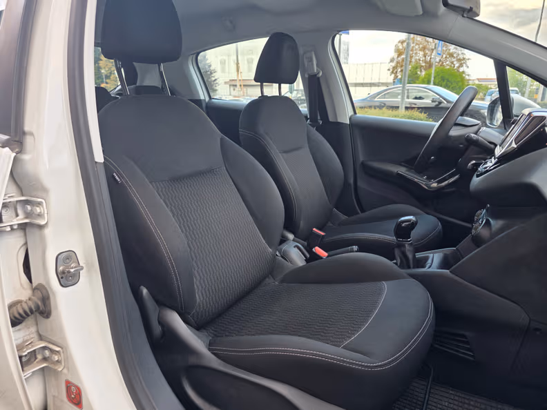 Peugeot 208 - 9