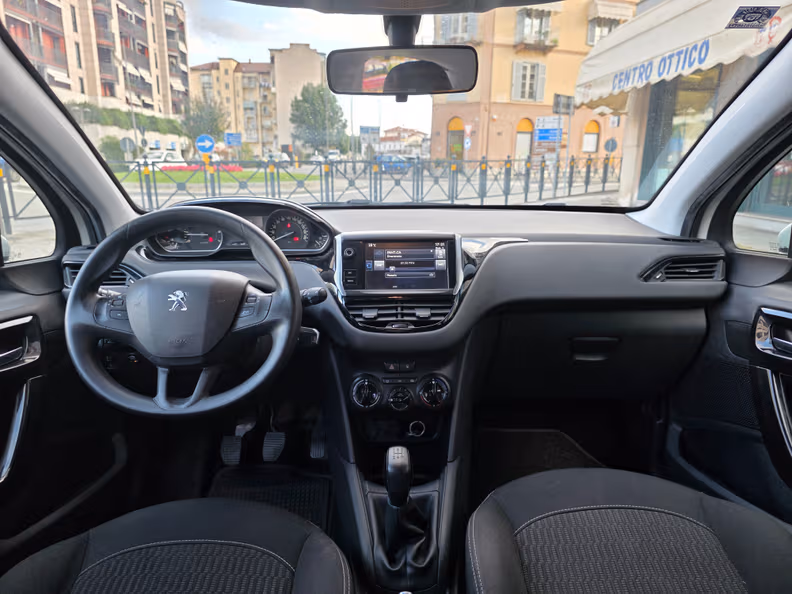 Peugeot 208 - 8