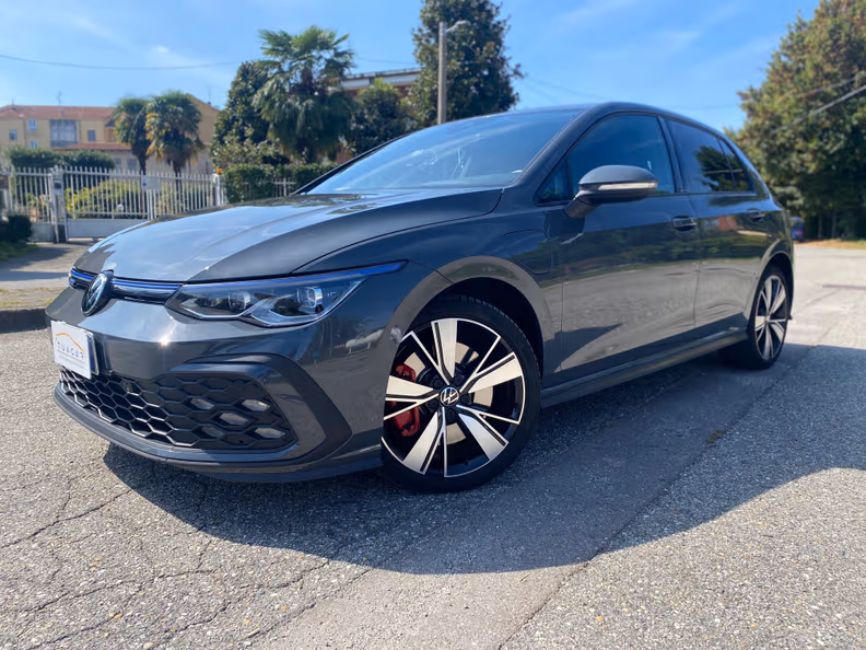 Volkswagen Golf - 1