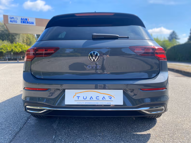 Volkswagen Golf - 6