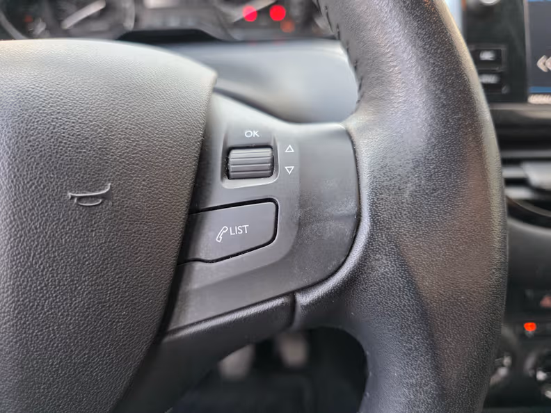 Peugeot 208 - 13