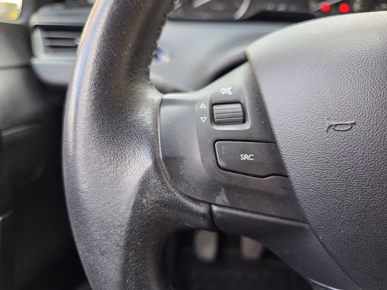 Peugeot 208 - 11