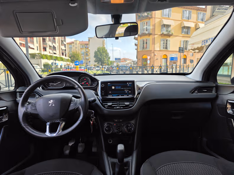 Peugeot 208 - 8