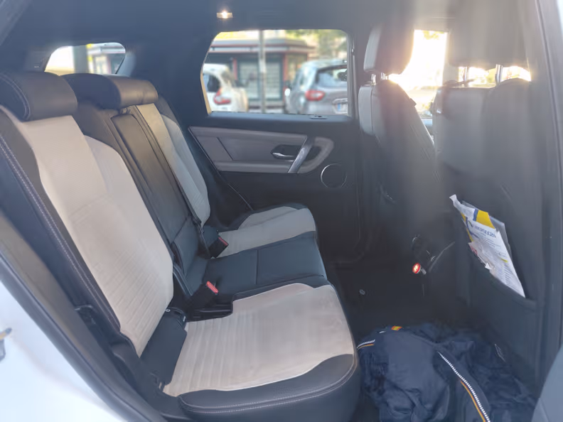 Land Rover Discovery Sport - 12