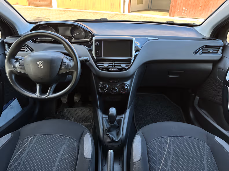 Peugeot 208 - 8