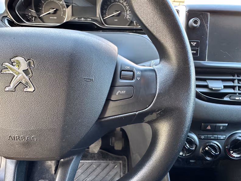 Peugeot 208 - 12