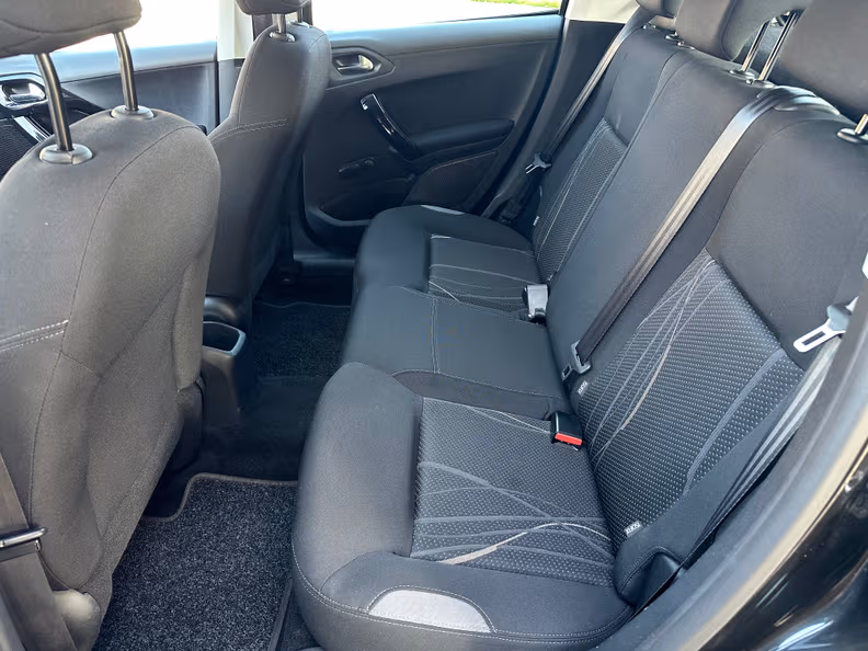 Peugeot 208 - 18