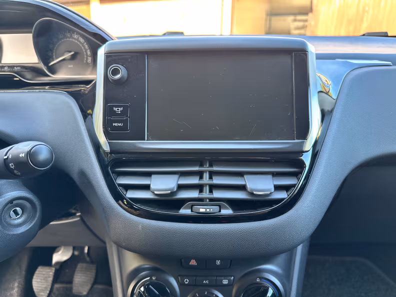 Peugeot 208 - 13