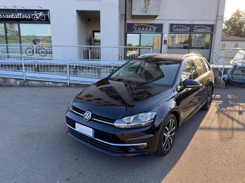 Volkswagen Golf - 1