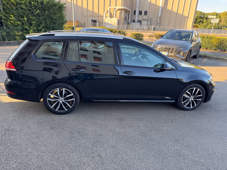 Volkswagen Golf - 6