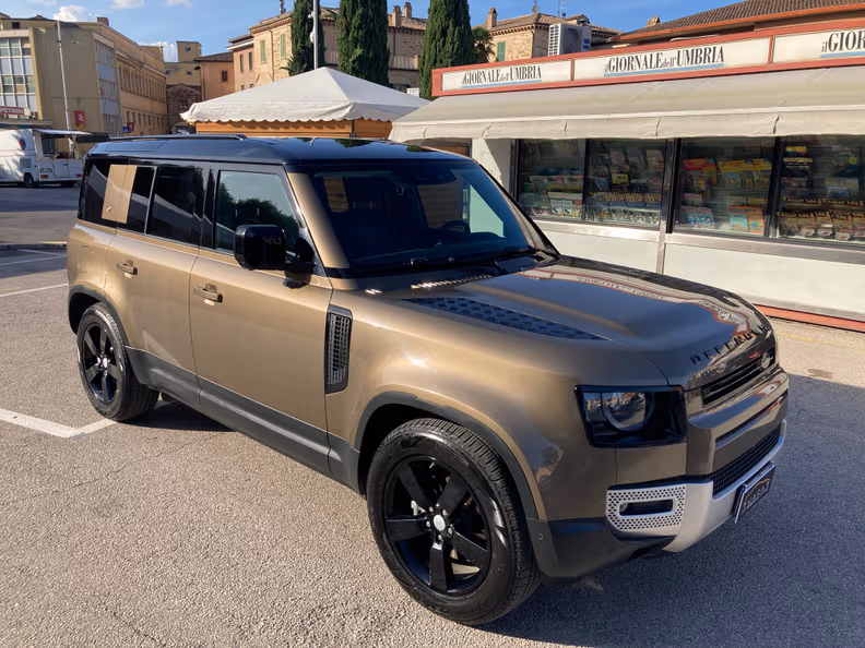 Land Rover Defender - 1