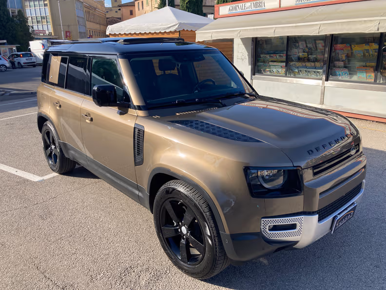 Land Rover Defender - 32