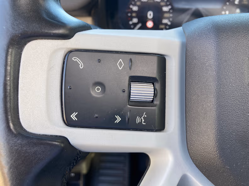 Land Rover Defender - 51