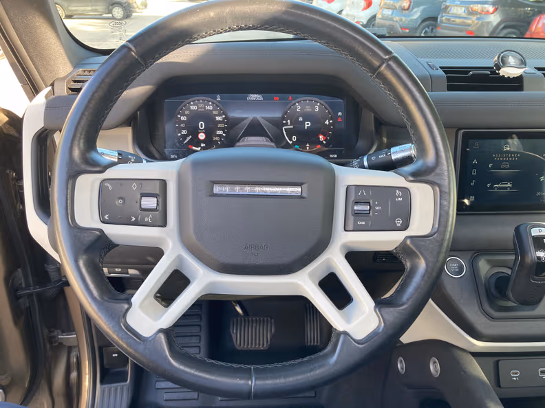 Land Rover Defender - 50