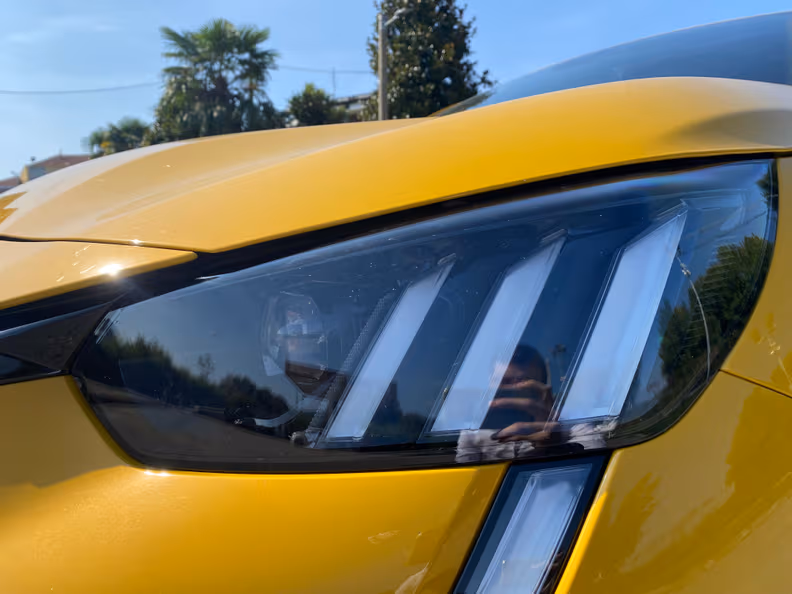 Peugeot 208 - 18