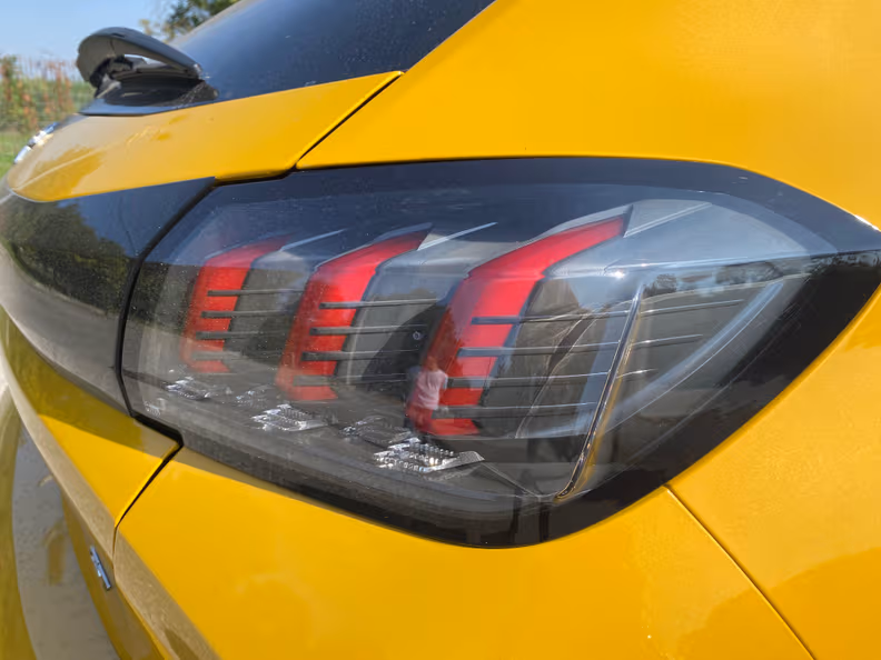 Peugeot 208 - 16