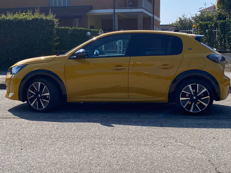 Peugeot 208 - 8