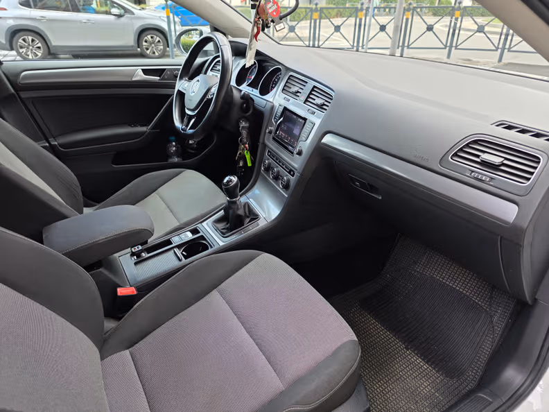 Volkswagen Golf - 10