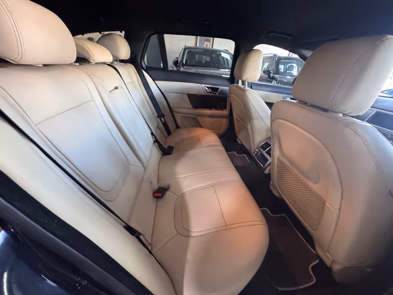 Jaguar XF - 12