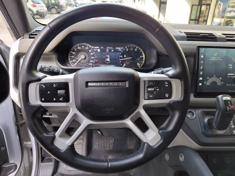 Land Rover Defender - 20