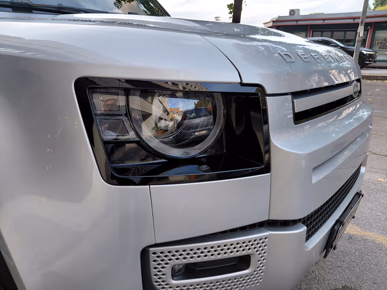 Land Rover Defender - 25