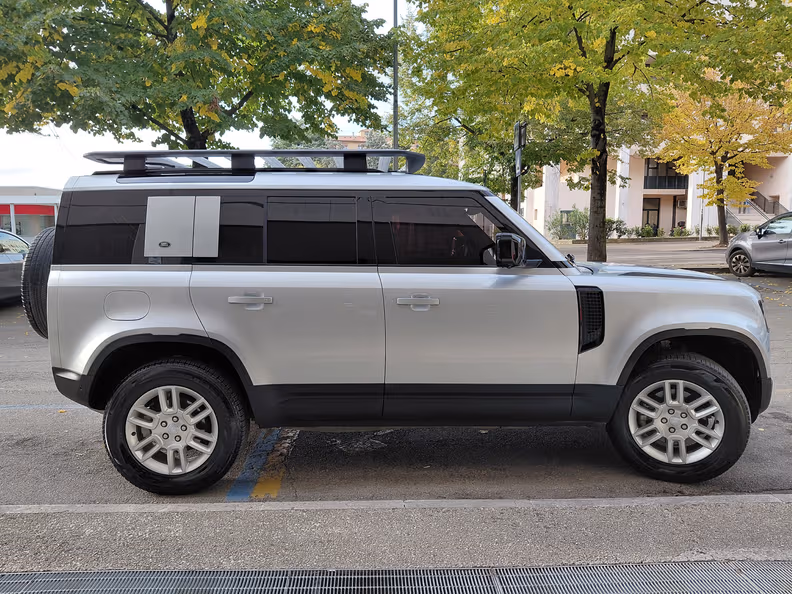 Land Rover Defender - 28