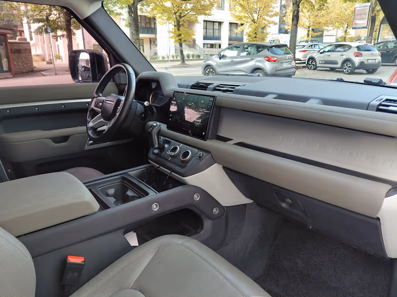 Land Rover Defender - 11