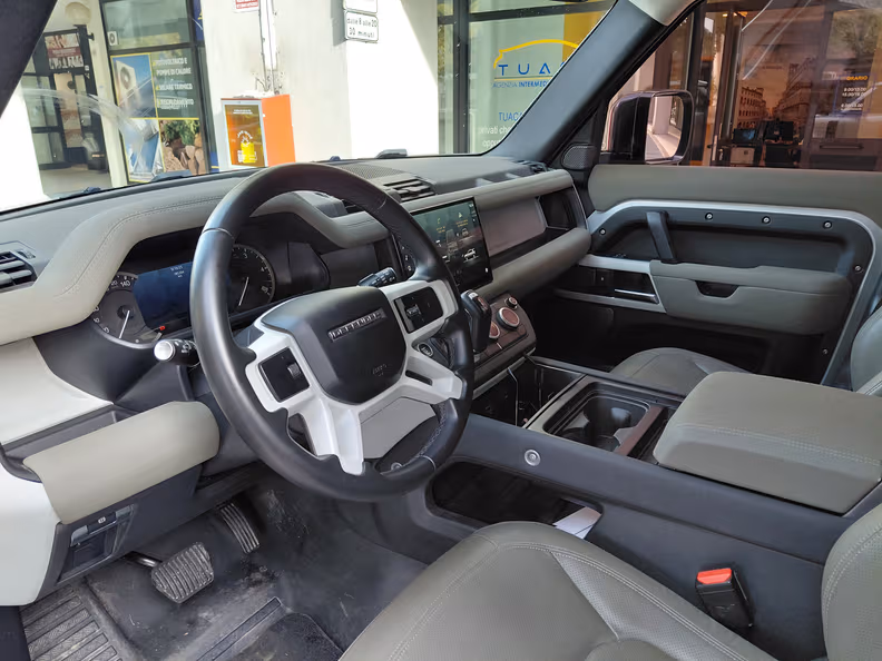 Land Rover Defender - 7