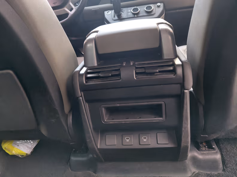 Land Rover Defender - 32