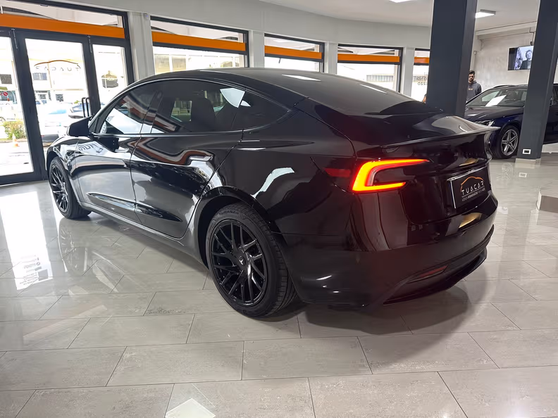 Tesla Model 3 - 3