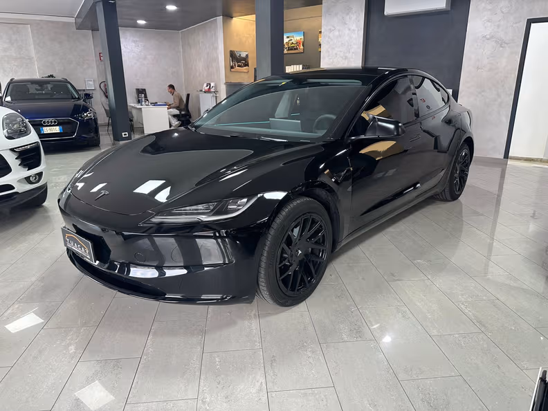 Tesla Model 3 - 1