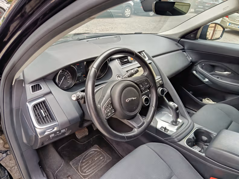 Jaguar E-Pace - 12