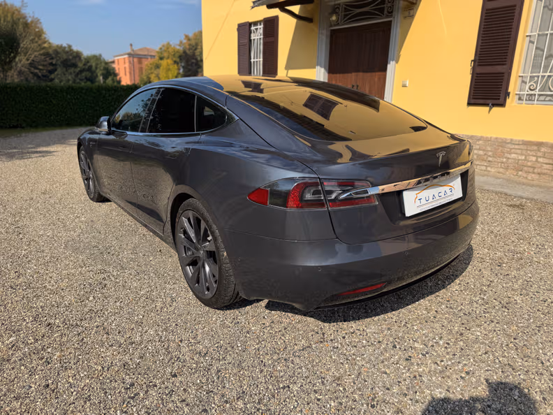 Tesla Model S - 3