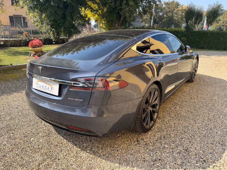 Tesla Model S - 5