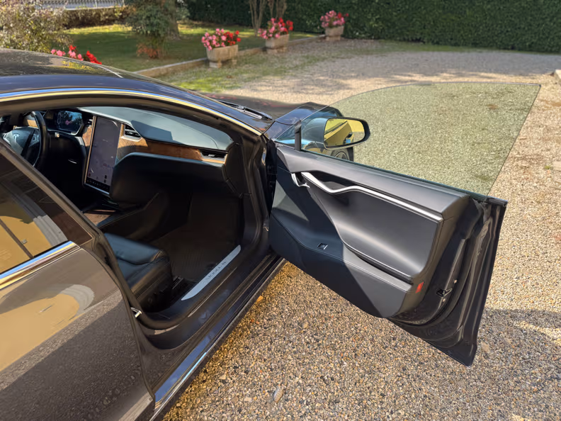 Tesla Model S - 21