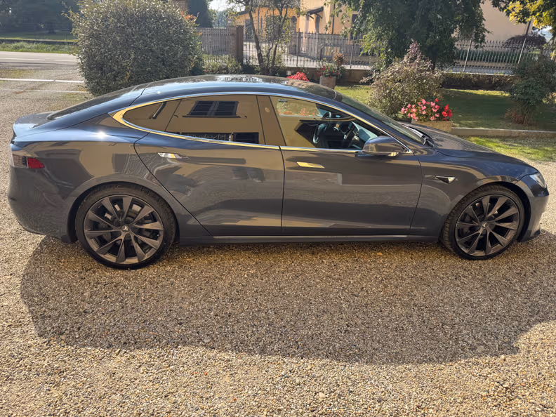 Tesla Model S - 6