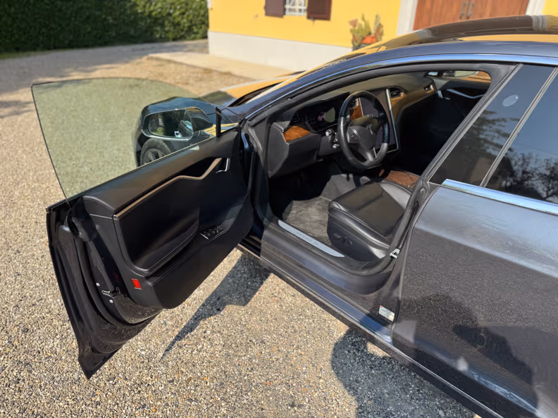 Tesla Model S - 18