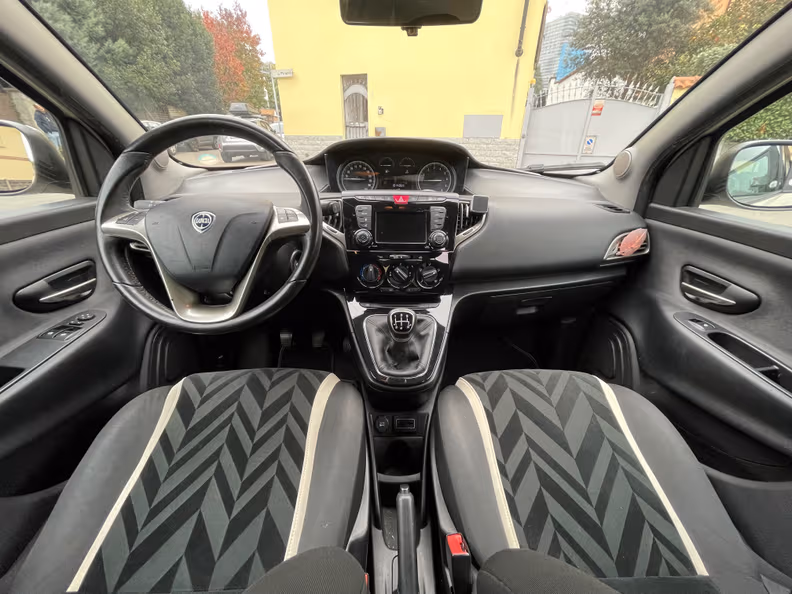 Lancia Ypsilon - 12