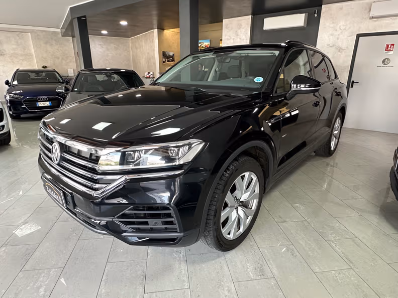 Volkswagen Touareg - 1