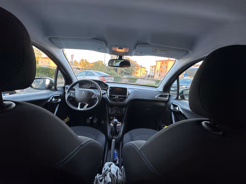Peugeot 208 - 18